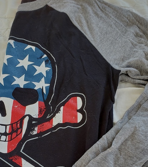 Long sleeved Skull Tshirt - Picture 2 of 3